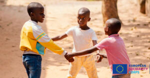 Niños bailando representando los Voluntariados de Ayuda Humanitaria que ofrece la Unión Europea